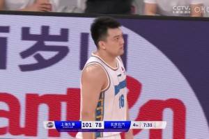  北京男籃四人被驅逐，在替補席上工作人員比球員還多！