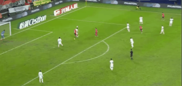 罗慕洛中场组织进攻