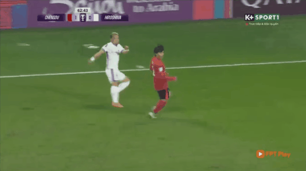 广岛三箭球员加藤陆次树破门瞬间