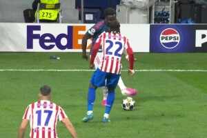 [点球取消]汉茨科踩倒埃泽裁判指向点球点，但看VAR后取消判罚！