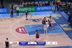 ???郭艾倫直呼真的假的不敢信?周琦野獸式雙手正面隔扣卡爾頓?