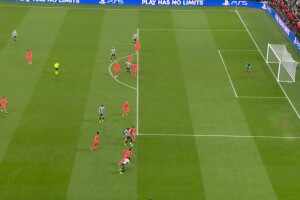 [进球视频]巴萨落后！阿劳霍弧顶看戏，巴恩斯轻松包抄破门