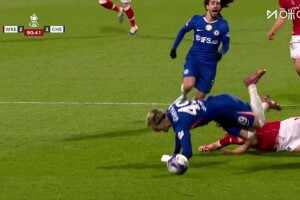  切爾西多打一人！加納喬帶球反擊，多比森兇狠放鏟直紅罰下！