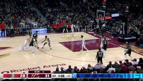 得分進賬！楊瀚森拼搶籃板博得犯規(guī) 隨后兩罰全中