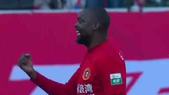 孔特手球被判罰點球！姆本扎點射破門，鐵人1-0領先國安