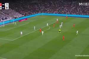 皇馬被扳平！赫伊森禁區(qū)內(nèi)放鏟被判罰點(diǎn)球，奧亞薩瓦爾點(diǎn)射命中