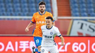 狂轰35脚！泰山3-1十人三镇 泽卡双响刘彬彬破门 两队合计7次中框