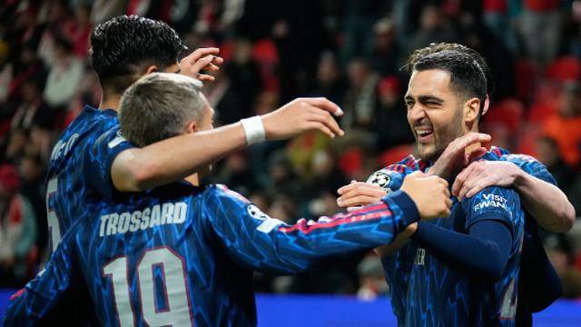 梅開二度！斯拉維亞門將出擊失誤，梅里諾頭球破門