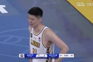 陷犯規(guī)麻煩！北京男籃開場連續(xù)打胡金秋，后者2分鐘2犯提前下場
