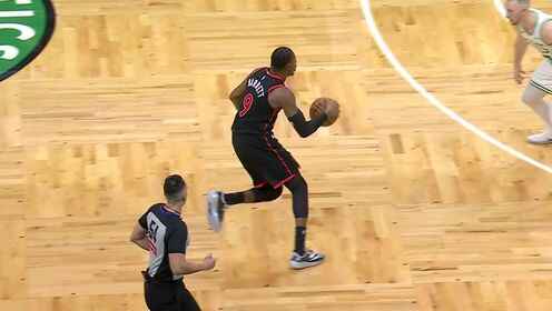  看著都痛！巴雷特意外90度崴腳 還被布朗打成2+1