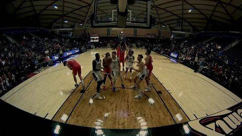 楊瀚森卡位搶板時遭對手肘擊喉嚨，幸無大礙！