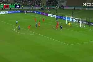 又是折射！日本U23球員搶點連續踢空，小倉幸成遠射折射入網