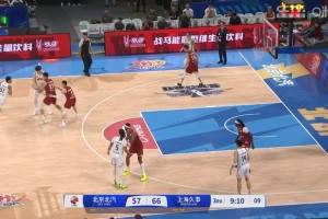  导播会玩！王哲林1v2强势上篮 镜头马上给加入下周琦?