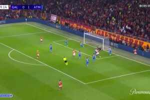 沒看懂！略倫特無人干擾解圍失誤，直接踢進自家大門