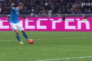  阿坎吉防守漏球！霍伊倫一條龍奔襲打門擦柱而出！