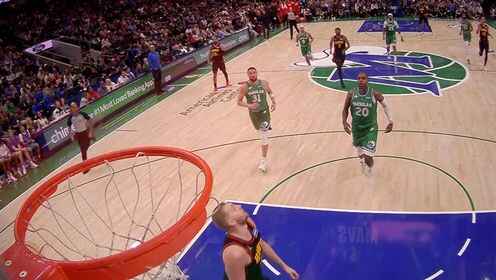  神仙操作啊！庫明加自家罰球線單臂超遠長傳竟然直接扔進！