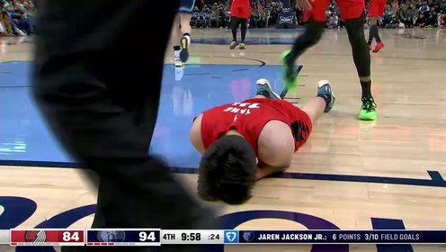 斯普利特爆怒！楊瀚森遭扎克-伊迪打到面部痛苦躺地