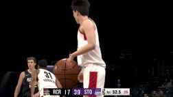 就得這么打！楊瀚森籃下接球直接躍起單臂暴扣！