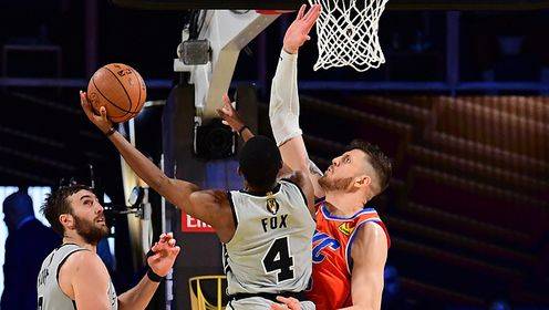 稳健控场！福克斯15中8拿到22分4助2断1帽 三分7中3