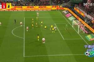  科隆扳回一城！卡明斯基禁區(qū)橫向帶球打門折射入網(wǎng)！