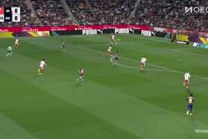 拉菲尼亞倒三角傳中，亞馬爾迎球兜射稍稍偏出