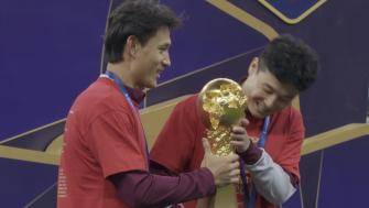 中超三连冠！队长王燊超和武磊配合举起火神杯