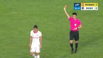  李蘇達放倒艾力尼扎爾吃到第二張黃牌離場