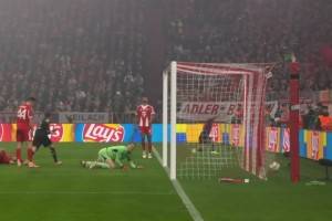 拜仁0-1落后！西蒙斯下底传中，基米希解围失误自摆乌龙