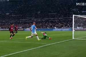 米蘭0-1落后！伊薩克森擠翻埃斯圖皮尼安，小角度推射破門