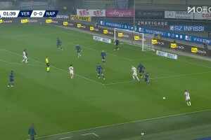 閃電進(jìn)球！霍伊倫禁區(qū)內(nèi)頭球攻門轟入死角，那不勒斯領(lǐng)先！