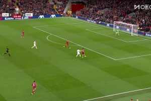 送大禮！索博禁區玩火被菲利普斯搶斷，后者抽射扳回一球