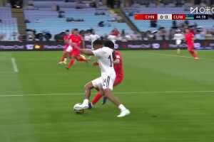 楊希強硬防守搶斷對手 解說：好球，防得非常好！