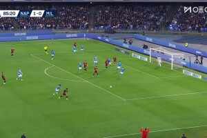 險些扳平！阿特卡梅傳中，S&middot;希門尼斯頭球稍稍高出橫梁