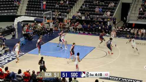 楊瀚森籃下要位接到球 絲滑轉身左手勾手命中