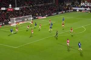  大水沖了龍王廟！雷克瑟姆后衛(wèi)解圍，擊中自家門將皮球彈進(jìn)球門！