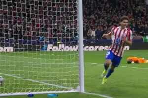 [进球视频]15分钟两次失误被换下！金斯基再送礼，小蜘蛛将球带进球门