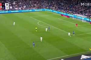 沒必要！裁判哨響后，里索怒踢皮球吃到第二張黃牌被罰下