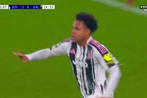 [进球视频] 神奇！十人尤文5-5扳平总比分！麦肯尼门前头球破门！