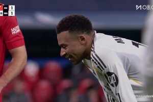 有失水準！貢薩洛&middot;加西亞禁區斷球后回傳，姆巴佩錯失絕佳機會