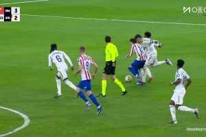 皇馬十人作戰！巴爾韋德身后踢到巴埃納腳踝被直紅罰下