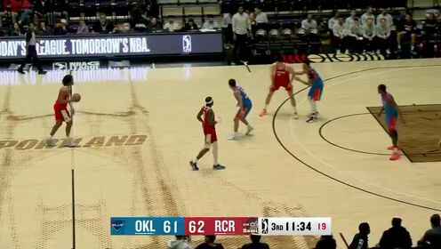 楊瀚森籃下卡到位之后 接球雙手暴扣