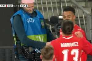  德國中場傳球被斷！恩多耶禁區(qū)內(nèi)晃開防守小角度勁射破門！