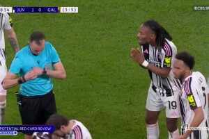 [直红下场] 判罚过重？凯利争顶落地踩踏伊尔马兹染红！下场后暴怒踹墙壁