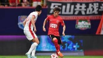 中超-十人成都蓉城1-0亞泰3連勝繼續(xù)領(lǐng)跑 韋世豪定位球制勝+傷退