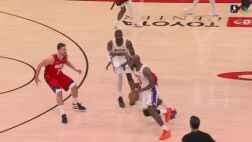 這手活！詹姆斯長驅(qū)直入 行進(jìn)間拋投打板進(jìn)球