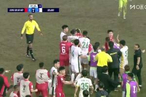 爆发冲突！王刚边线放倒对手+踢人，曹永竞染红罚下?