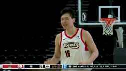 楊瀚森擋拆順下 接球完成單手暴扣