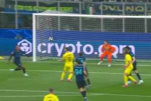 [飞身扑出] 门将立功！埃文森头球攻门，索默稳稳飞身扑出！