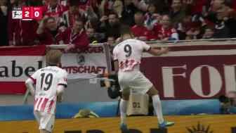 諾伊爾出擊擊球不遠(yuǎn)，霍勒打空門得手