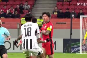  林加德与张琳芃爆发冲突?！后者放铲林加德，裁判出牌警告双方